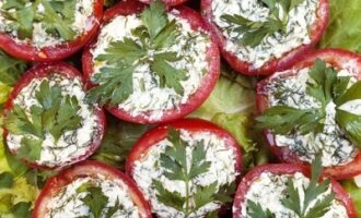 Закуска из болгарского перца с творожно-сырной начинкой Закуска из болгарского перца с творожно-сырной начинкой