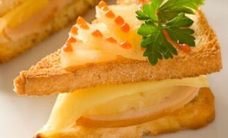 Рецепт сэндвичей по-голландски с ананасом и сыром Рецепт сэндвичей по-голландски с ананасом и сыром