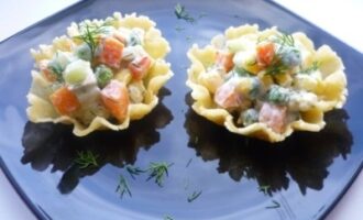 Сырные корзиночки с салатом Сырные корзиночки с салатом