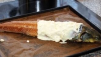 Осетр запеченный с соусом из сметаны и яиц Осетр запеченный с соусом из сметаны и яиц