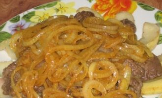 Печень по-берлински с яблоками и луком — классика немецкой кухни Печень по-берлински с яблоками и луком — классика немецкой кухни