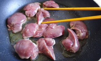 Классический салат с куриной печенью и перепелиными яйцами Классический салат с куриной печенью и перепелиными яйцами