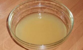 Классический салат с куриной печенью и перепелиными яйцами Классический салат с куриной печенью и перепелиными яйцами