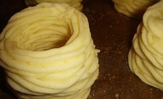 Картофельные гнезда с грибами и сливочным сыром Картофельные гнезда с грибами и сливочным сыром