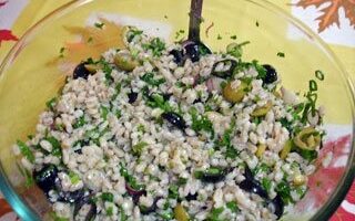 Итальянский салат из перловки с оливками и кедровыми орешками Итальянский салат из перловки с оливками и кедровыми орешками