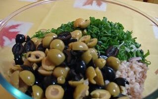 Итальянский салат из перловки с оливками и кедровыми орешками Итальянский салат из перловки с оливками и кедровыми орешками