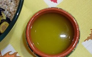 Итальянский салат из перловки с оливками и кедровыми орешками Итальянский салат из перловки с оливками и кедровыми орешками