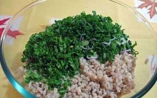 Итальянский салат из перловки с оливками и кедровыми орешками Итальянский салат из перловки с оливками и кедровыми орешками