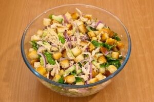 Салат с Сыром, Куриным Филе и Домашними Сухариками Салат с Сыром, Куриным Филе и Домашними Сухариками