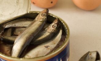 Канапе с килькой и яйцом на ржаном хлебе Канапе с килькой и яйцом на ржаном хлебе