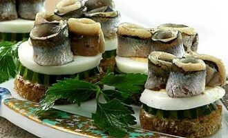 Канапе с килькой и яйцом на ржаном хлебе Канапе с килькой и яйцом на ржаном хлебе