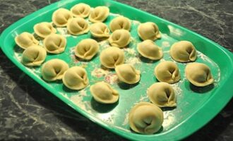 Пельмени в горшочках с грибами, сметаной и сыром — запечённые в духовке Пельмени в горшочках с грибами, сметаной и сыром — запечённые в духовке