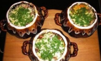 Пельмени в горшочках с грибами, сметаной и сыром — запечённые в духовке Пельмени в горшочках с грибами, сметаной и сыром — запечённые в духовке