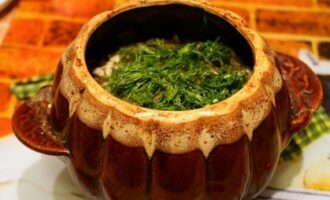 Пельмени в горшочках с грибами, сметаной и сыром — запечённые в духовке Пельмени в горшочках с грибами, сметаной и сыром — запечённые в духовке