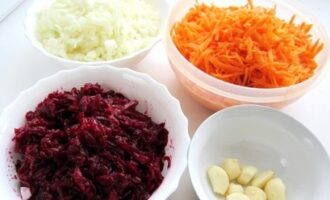 Свекольная икра вкусная закуска на зиму Свекольная икра вкусная закуска на зиму