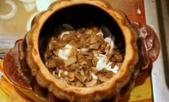 Пельмени в горшочках с грибами, сметаной и сыром — запечённые в духовке Пельмени в горшочках с грибами, сметаной и сыром — запечённые в духовке