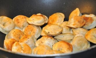 Пельмени в горшочках с грибами, сметаной и сыром — запечённые в духовке Пельмени в горшочках с грибами, сметаной и сыром — запечённые в духовке