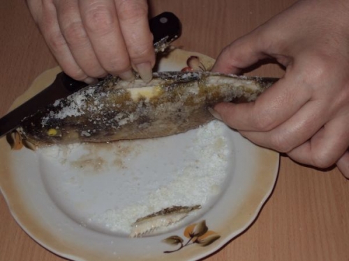 Окунь речной, запеченный в соли