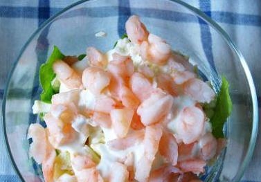Салат с виноградом, креветками и орешками Салат с виноградом, креветками и орешками