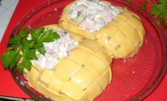 Салат «Лапти» с картофельными лаптями и сырной плетенкой Салат «Лапти» с картофельными лаптями и сырной плетенкой