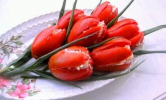 Закуска 'Тюльпаны': Помидоры, фаршированные сыром и яйцом Закуска 'Тюльпаны': Помидоры, фаршированные сыром и яйцом
