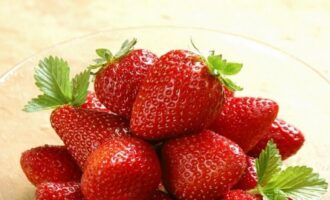 Фруктовое парфе с персиками и клубникой Фруктовое парфе с персиками и клубникой