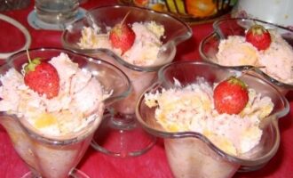 Фруктовое парфе с персиками и клубникой Фруктовое парфе с персиками и клубникой