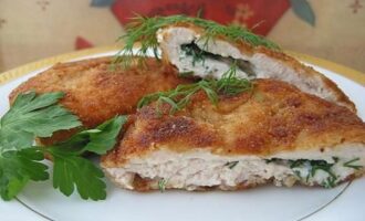 Куриная отбивная с укропом и сливочным маслом — рулетики в сухарной панировке Куриная отбивная с укропом и сливочным маслом — рулетики в сухарной панировке