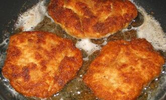 Куриная отбивная с укропом и сливочным маслом — рулетики в сухарной панировке Куриная отбивная с укропом и сливочным маслом — рулетики в сухарной панировке