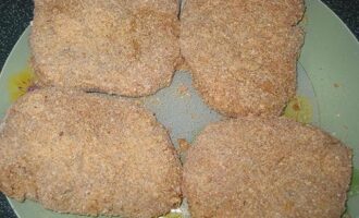 Куриная отбивная с укропом и сливочным маслом — рулетики в сухарной панировке Куриная отбивная с укропом и сливочным маслом — рулетики в сухарной панировке