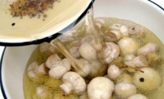Маринованные шампиньоны быстрого приготовления — пикантная закуска Маринованные шампиньоны быстрого приготовления — пикантная закуска