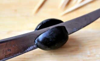 Пингвинчики из оливок и сыра Пингвинчики из оливок и сыра