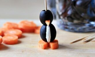 Пингвинчики из оливок и сыра Пингвинчики из оливок и сыра