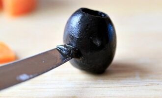 Пингвинчики из оливок и сыра Пингвинчики из оливок и сыра