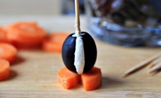 Пингвинчики из оливок и сыра Пингвинчики из оливок и сыра