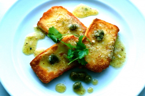 Халлуми с лимонным соусом и каперсами Халлуми с лимонным соусом и каперсами