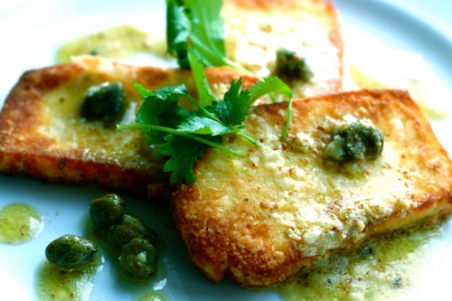 Халлуми с лимонным соусом и каперсами Халлуми с лимонным соусом и каперсами