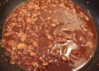 Твердый шоколад из какао порошка с орехами и кокосовой стружкой Твердый шоколад из какао порошка с орехами и кокосовой стружкой