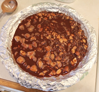 Твердый шоколад из какао порошка с орехами и кокосовой стружкой Твердый шоколад из какао порошка с орехами и кокосовой стружкой