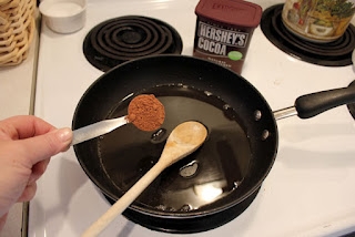 Твердый шоколад из какао порошка с орехами и кокосовой стружкой Твердый шоколад из какао порошка с орехами и кокосовой стружкой