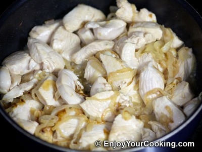 Курица тушеная с черносливом и овощами в белом вине Курица тушеная с черносливом и овощами в белом вине