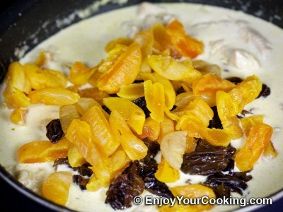 Курица тушеная с черносливом и овощами в белом вине Курица тушеная с черносливом и овощами в белом вине