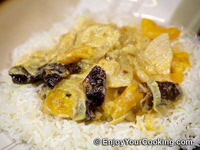 Курица тушеная с черносливом и овощами в белом вине Курица тушеная с черносливом и овощами в белом вине