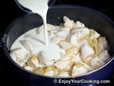 Курица тушеная с черносливом и овощами в белом вине Курица тушеная с черносливом и овощами в белом вине