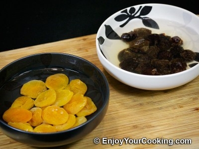 Курица тушеная с черносливом и овощами в белом вине Курица тушеная с черносливом и овощами в белом вине