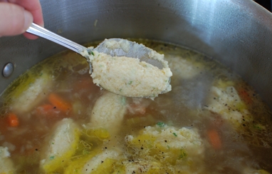Бульон с клецками из куриного мяса Бульон с клецками из куриного мяса