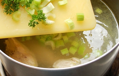 Бульон с клецками из куриного мяса Бульон с клецками из куриного мяса