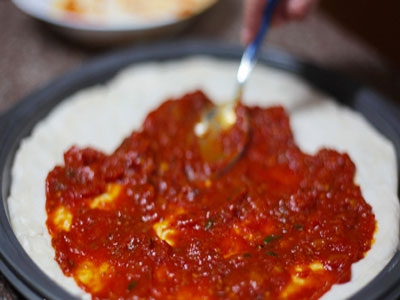 Пицца с грибами сыром и перепелиными яйцами Пицца с грибами сыром и перепелиными яйцами