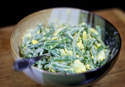 Салат на скорую руку из яиц и стручковой фасоли Салат на скорую руку из яиц и стручковой фасоли