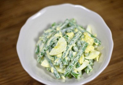 Салат на скорую руку из яиц и стручковой фасоли Салат на скорую руку из яиц и стручковой фасоли